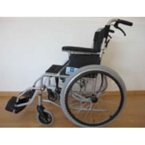 Silla De Ruedas De Aluminio Economica 44 Cm Gris Neumatica Y Brazos Fijos R.D. 6 Pulg R.T. 22 Pulg - Vitalefy